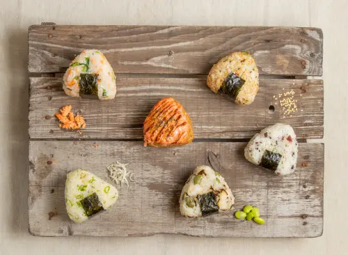 ▲「流聲市集」涵蓋特色餐飲，像是選用台灣東部越光米、口感溫潤療癒的「福仙丸」。（圖／新北文化局提供）