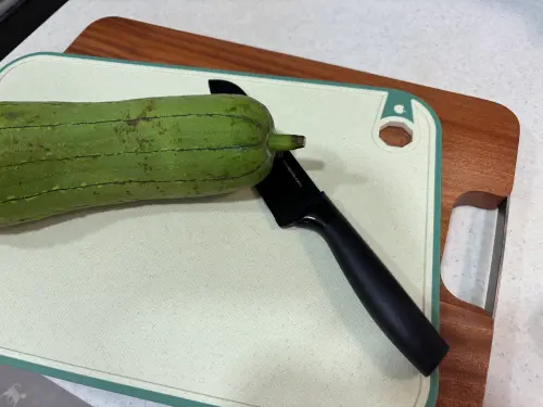 ▲醫師李思賢指出，每天使用塑膠砧板切菜，一年恐吞入千萬顆微塑膠粒子。專家建議應將塑膠砧板汰換為木頭或不鏽鋼材質，利用絲瓜等天然纖維清潔，從日常生活的小動作做起，有效降低微塑膠暴露量。（示意圖／記者徐銘穗攝）