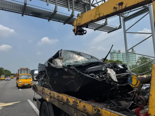 國道4號神岡段三車事故　小貨車翻覆2人受傷送醫