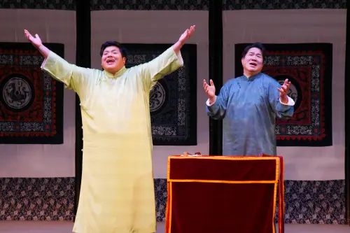 ▲本次演出內容兼具戲劇性與時代感，圖為帶有親情張力的「主持秀」，由劉劉爾金擔綱演出。（圖／主辦單位提供）