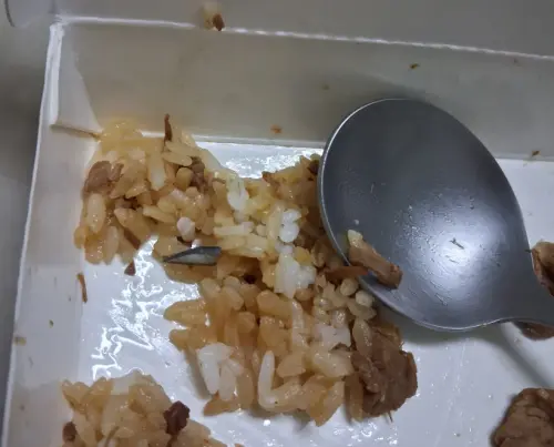 高雄滷肉便當驚見碎刀片！絞肉機疑故障　女客怒斥：小孩吃到怎辦