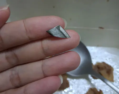 ▲高雄一名女網友在Threads上控訴，外帶滷肉便當回家後，食用時竟差點吞下刀片。（圖／Threads/h.yanqi授權提供）