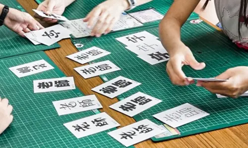 ▲justfont亦舉辦針對學童的講座活動，以字體卡牌遊戲，讓小朋友連結詞彙意象與字體形象。（圖／葉俊麟提供）