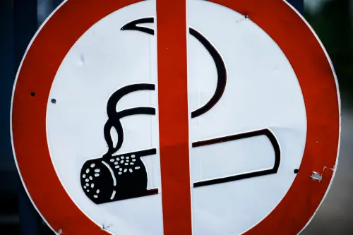 英國打造「無菸世代」！17歲以下終身禁買菸　電子煙禁令同步擴大