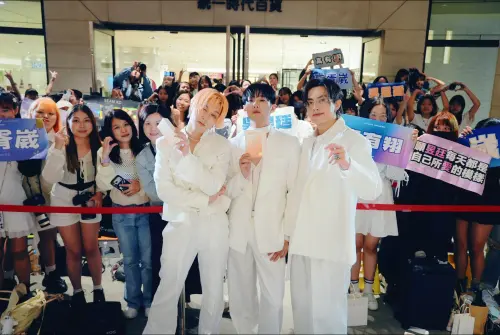 ▲男團U:NUS忙於製作新專輯，抽空擔任香氛品牌一日店長，他們貼心地幫粉絲穿圍裙，帶領試香。左起為吳昱廷、高胥崴、高有翔。（圖／Soothe時氛 提供）