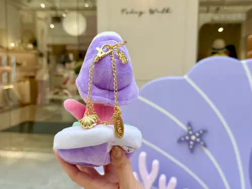 ▲牡蠣寶寶吊飾娃娃，金鏈掛飾上還有貝殼與Logo飾牌。（圖／記者蕭涵云攝）