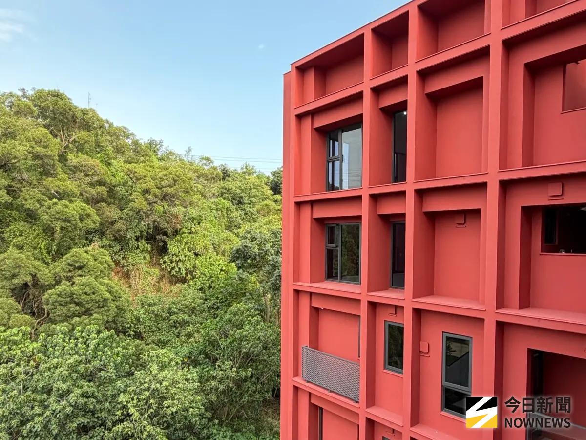▲「晨均渼山」珊瑚紅色的外牆與大坪頂的山色形成溫暖的對話，L型配置讓每一戶都擁有朝向山體的窗景。（圖／記者陳美嘉攝）
