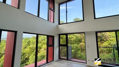 ▲ 「晨均渼山」基地緊鄰鳳山水庫，翠綠山景，是每天起床就在眼前的日常。（圖／記者陳美嘉攝）