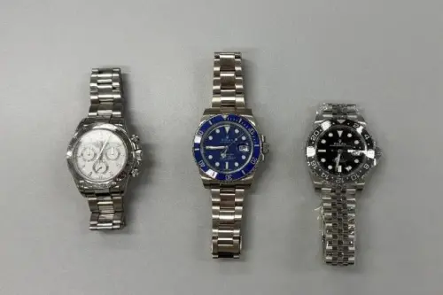 ▲義大利男子換來的3只較平價的勞力士。（圖／新加坡警方）