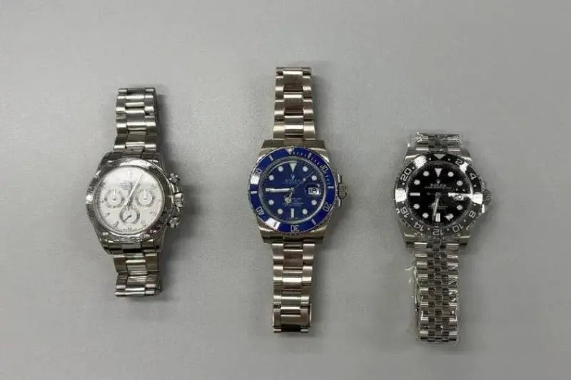    ▲義大利男子換來的3只較平價的勞力士。（圖／新加坡警方）  