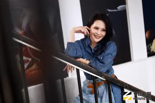 ▲周蕙（如圖）剛出道時，歌曲〈約定〉MV是以全插畫呈現，等於獻聲不見人，為此，觀眾特別記得她甜美的歌聲。她表示，當時是因為反骨，一直有想當虛擬歌手的想法，27年前就已經有這樣的想法。（圖／吳翊緁攝影）