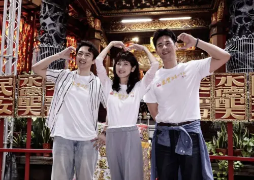 ▲吳政勳（左起）、陳明真、楊子儀在西門町天后宮祈求《農曆三月二十三》能有不錯的成績。（圖／記者吳翊緁攝）