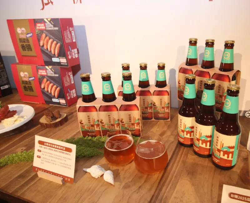 ▲精釀啤酒以德國傳統工藝為基底，透過低溫熟成的職人技術融合擁有百年製糖文化底蘊的黑糖糖漿，使酒液呈現迷人的琥珀色澤，並醞釀出圓潤順滑的焦糖韻味與麥芽果香。（圖／記者鍾泓良攝影）