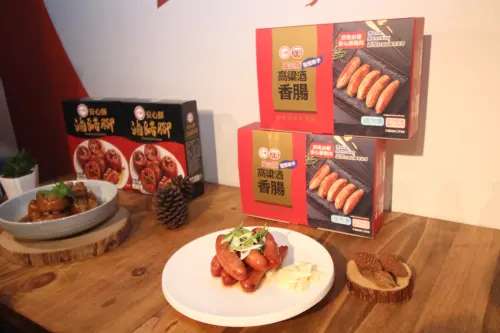 ▲安心豚高粱酒香腸則是台糖與台酒兩大國營品牌的靈魂之作，具備產銷履歷、保證零瘦肉精的台糖豬肉注入台酒原釀高粱醃製。（圖／記者鍾泓良攝影）