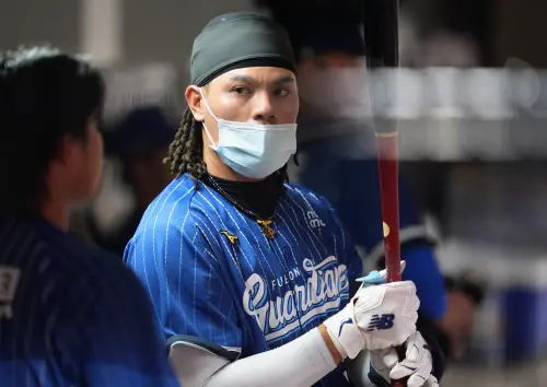 張育成休4天重返先發！因病缺陣是中諾羅病毒：做操到一半就吐了