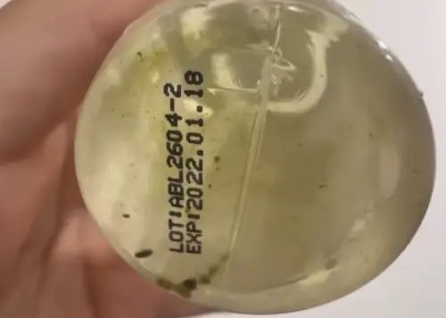 ▲一個月之後，密封著的河水瓶底開始長出不少類似海藻的不明物體，水色看起來也變得相當混濁。（圖／IG@shiang0510）