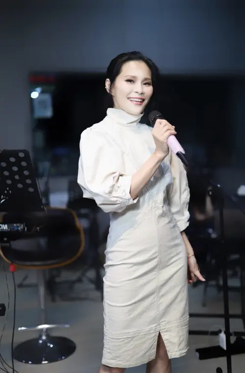 ▲周蕙（如圖）重新學習聲帶使用的方式，她形象好像在重新學習如何走路。（圖／寬宏藝術提供）