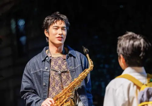 ▲曾敬驊（左）在本屆台北電影節的形象廣告片中以吹奏薩克斯風的街頭藝人身分出現，他自己也曾經待過管樂隊。（圖／台北電影節提供）　