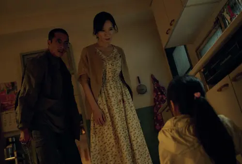 ▲天心（中）在《祭弒》裡有表情詭異、讓人膽寒的演出。（圖／威視提供）