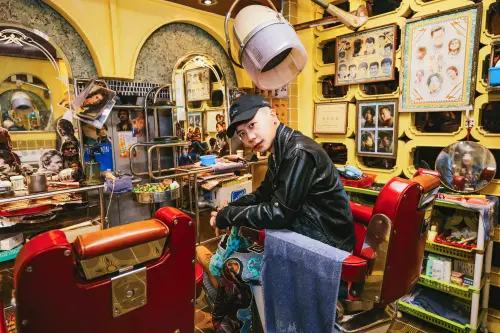 ▲歌手蕭秉治（如圖）到香港擔任五月天演唱會來賓時，抽空參觀電影《九龍城寨之圍城》場景。（圖／相信音樂提供）