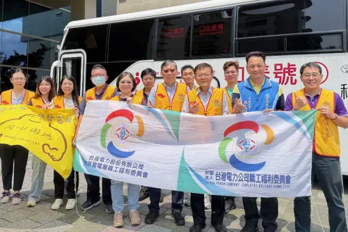 ▲台電公司大林發電廠舉辦公益捐血活動，大林發電廠廠長李志光(前排右3)呼籲員工踴躍捐血，以紓解血荒。(圖／台電大林發電廠提供)。