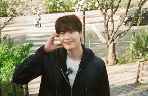 李鐘碩偷放閃IU？賞櫻用花瓣擺出小雞圖案　還剛好有女友同款痣！