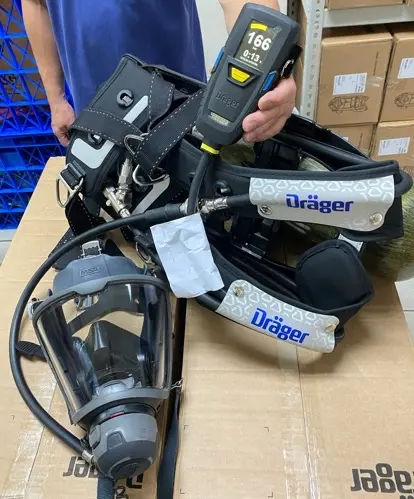 ▲數位式空氣呼吸器可結合救命器，有助於在高風險環境中提供更即時、明確的警示資訊。（圖／台南市消防局提供）