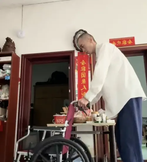 ▲周墨腦中風後行動不便，現在還在復健中。（圖／翻攝自微博）