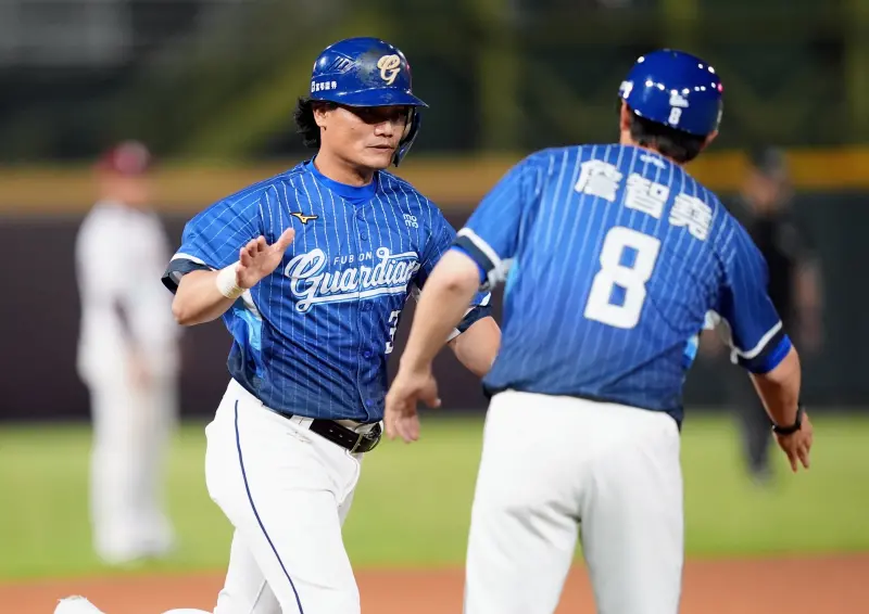 王勝偉代打開轟刷新中職紀錄！自認油箱滿滿　向高國慶說不好意思