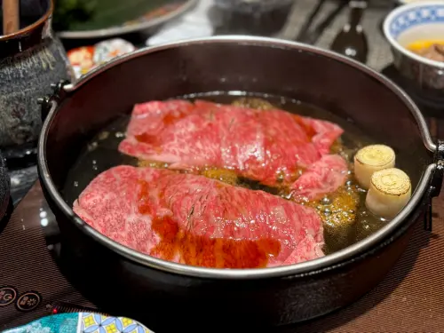 ▲厚切、薄切壽喜燒可在「祇園・禪院」一次滿足。（圖／記者蕭涵云攝）