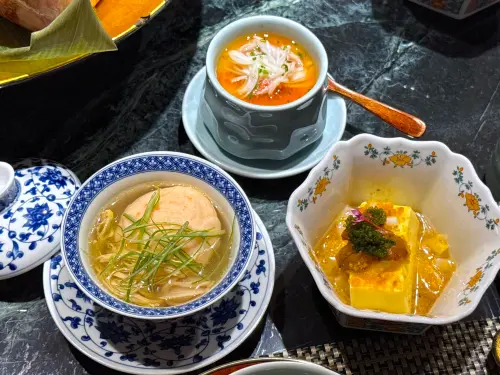▲左起：「玉露鮮蝦真丈湯」、「日本海膽烏魚子粉豆腐」、「帝王蟹茶碗蒸」。（圖／記者蕭涵云攝）