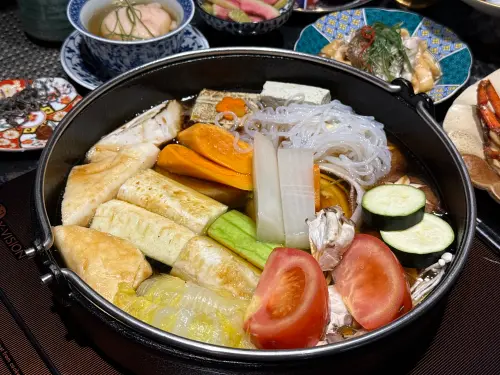 ▲經典蔬菜盤依循時令，精選黑豆豆腐、日本大蔥、南投香菇、日本鱈寶等13種新鮮蔬食。（圖／記者蕭涵云攝）