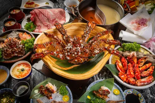 ▲二本松涮涮屋母親節開吃日本北海道「活花咲蟹」一蟹五吃。（圖／二本松涮涮屋提供）