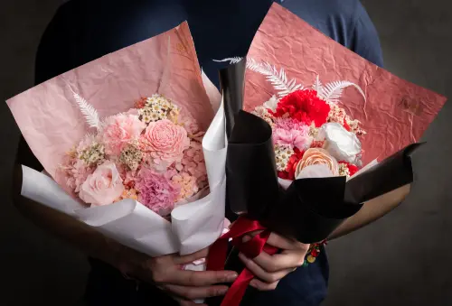 ▲代官山花苑為母親獻上手做永生花康乃馨。（圖／代官山花苑提供）