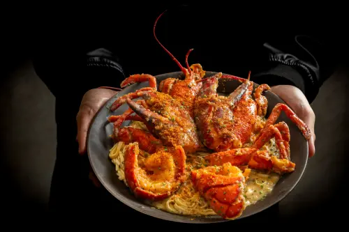 ▲橋山「龍蝦伊麵」開吃。（圖／橋山提供）