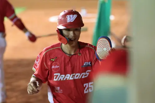 味全龍打爆後勁！8：0完封台鋼獨自登頂　黃甘霖身體不適提前退場