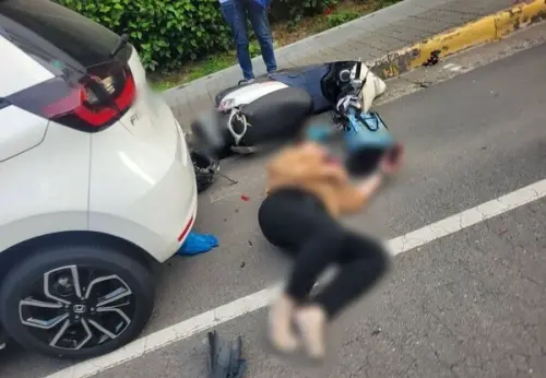 群創廠區下班驚魂！轎車衝撞3機車　女員工遭捲入車底受傷