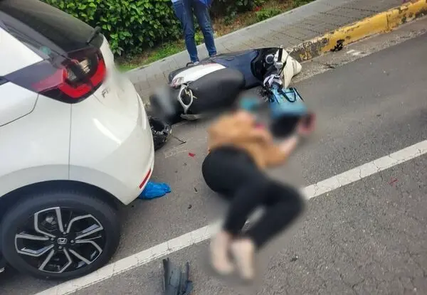 群創廠區下班驚魂！轎車衝撞3機車　女員工遭捲入車底受傷