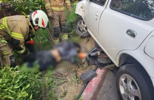 ▲ 22日下午，南科園區、群創光電廠區發生轎車衝撞事故，導致4人受傷，其中一名女員工受困車底，消防破壞救援脫困。（圖／民眾提供）