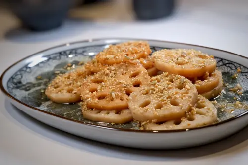 ▲「五味子醬核果拌藕片」由正寬法師設計，算是較接近所謂的「寺剎料理」的菜式。（圖／記者葉盛耀攝）