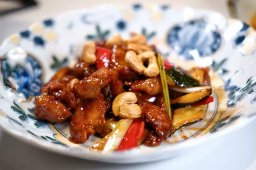 ▲「覆盆子糖醋猴頭菇」裡用上了正寬法師理念、天然發酵出的覆盆子醬。（圖／記者葉盛耀攝）