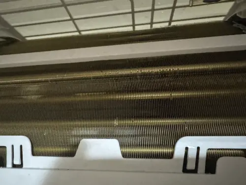 ▲洗冷氣會讓冷氣運作效率更佳，因此能達成省電效果，但主要的目的還是在於讓吹出來的空氣更乾淨。（圖／記者潘毅攝）