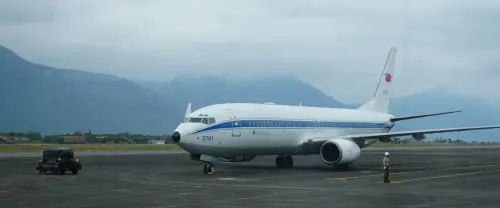 Taiwan’s presidential aircraft parks at a local airport. (NOWNEWS Lyu Jyong-chang)