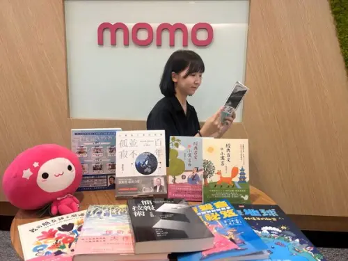 ▲「momo購物網」即日起至5月15日，親子童書全書系年度限定66折起，商業理財、心靈勵志書展單本72折起，全站實體書、電子書單本75折起。（圖/momo購物提供）