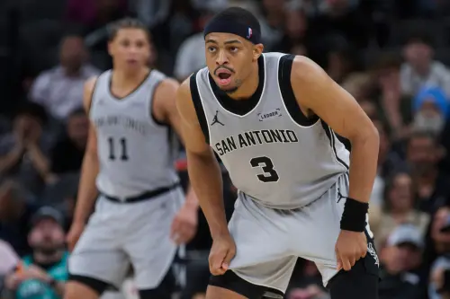 ▲強森（Keldon Johnson）在進球後激昂吶喊。他今日繳出季後賽生涯首次20+表現，完美扮演「超級第六人」角色，為馬刺板凳席提供了關鍵火力支援。（圖／美聯社／達志影像）