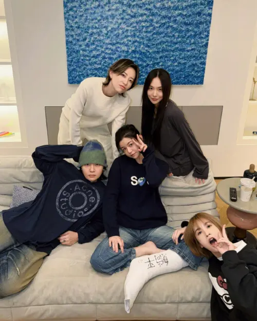 ▲陳妍希（前排中）日前因為運動導致跟腱斷裂，全面停工。（圖／翻攝自微博@陳妍希）