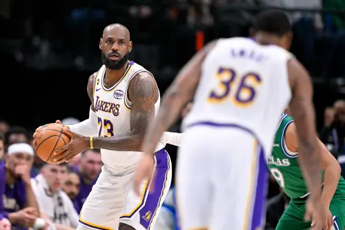 ▲在詹姆斯領軍下，洛杉磯湖人以高強度包夾與鋒線輪轉建立防守網，史馬特（Marcus Smart）與替補群成為壓制火箭的關鍵戰力。（圖／美聯社／達志影像）