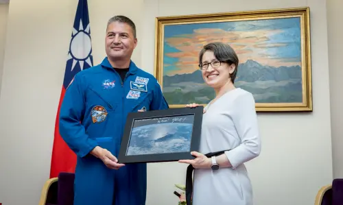 ▲副總統蕭美琴轉發林琪兒2015年從太空拍攝的台灣照片，清晰呈現中央山脈輪廓，吸引上萬人按讚與討論。（圖／翻攝自蕭美琴臉書粉專）