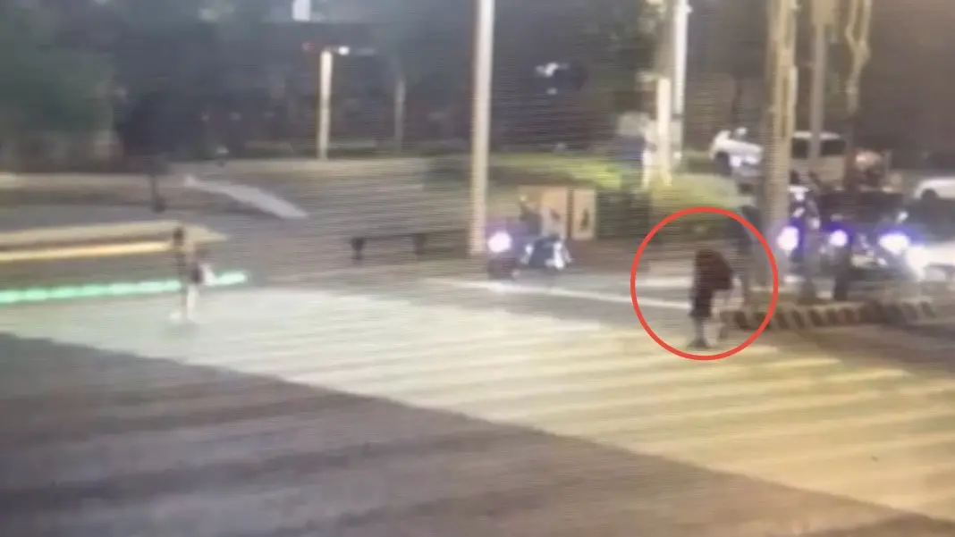 ▲新北市新莊區21日凌晨一名男子醉倒路邊，其身上名牌包、現金遭到洗劫一空。（圖／警方提供）