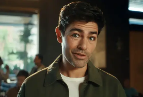 ▲艾德葛納在最新的咖啡廣告中拿沒受邀在《穿著PRADA的惡魔2》亮相自我解嘲。（圖／摘自Starbucks Coffee YT）